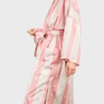 Rausvas dryžuotas chalatas kimono „Jūsų Didenybei“ ant modelio, vaizdas iš šono