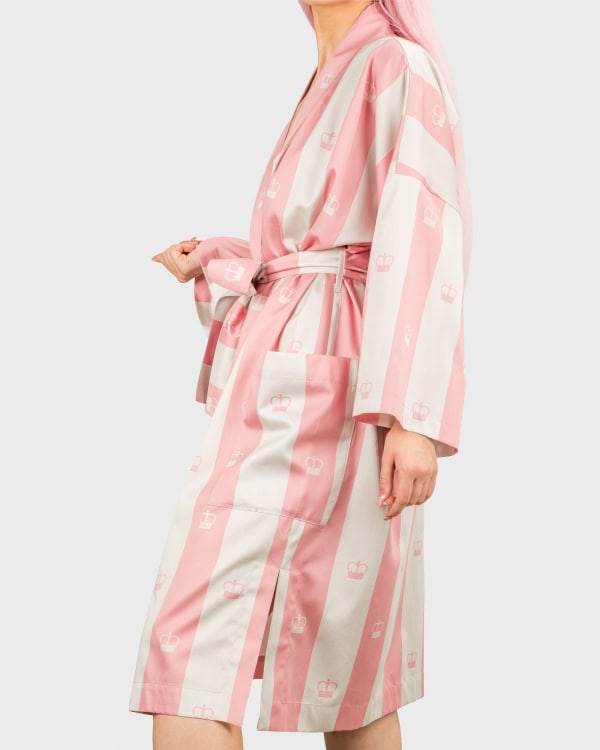 Rausvas dryžuotas chalatas kimono „Jūsų Didenybei“ ant modelio, vaizdas iš šono