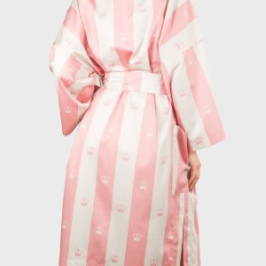 Rausvas dryžuotas chalatas kimono „Jūsų Didenybei“ ant modelio, vaizdas iš nugaros