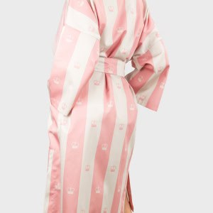 Rausvas dryžuotas chalatas kimono „Jūsų Didenybei“ ant modelio, nugara pasisukus į šoną