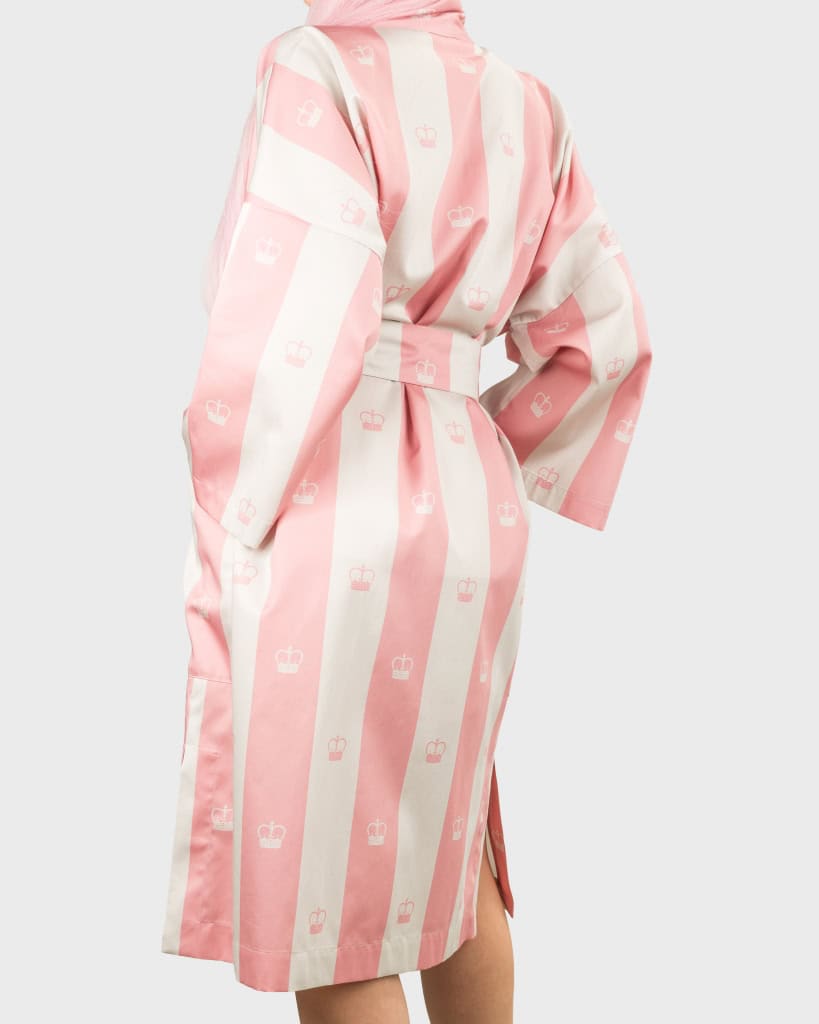 Rausvas dryžuotas chalatas kimono „Jūsų Didenybei“ ant modelio, nugara pasisukus į šoną