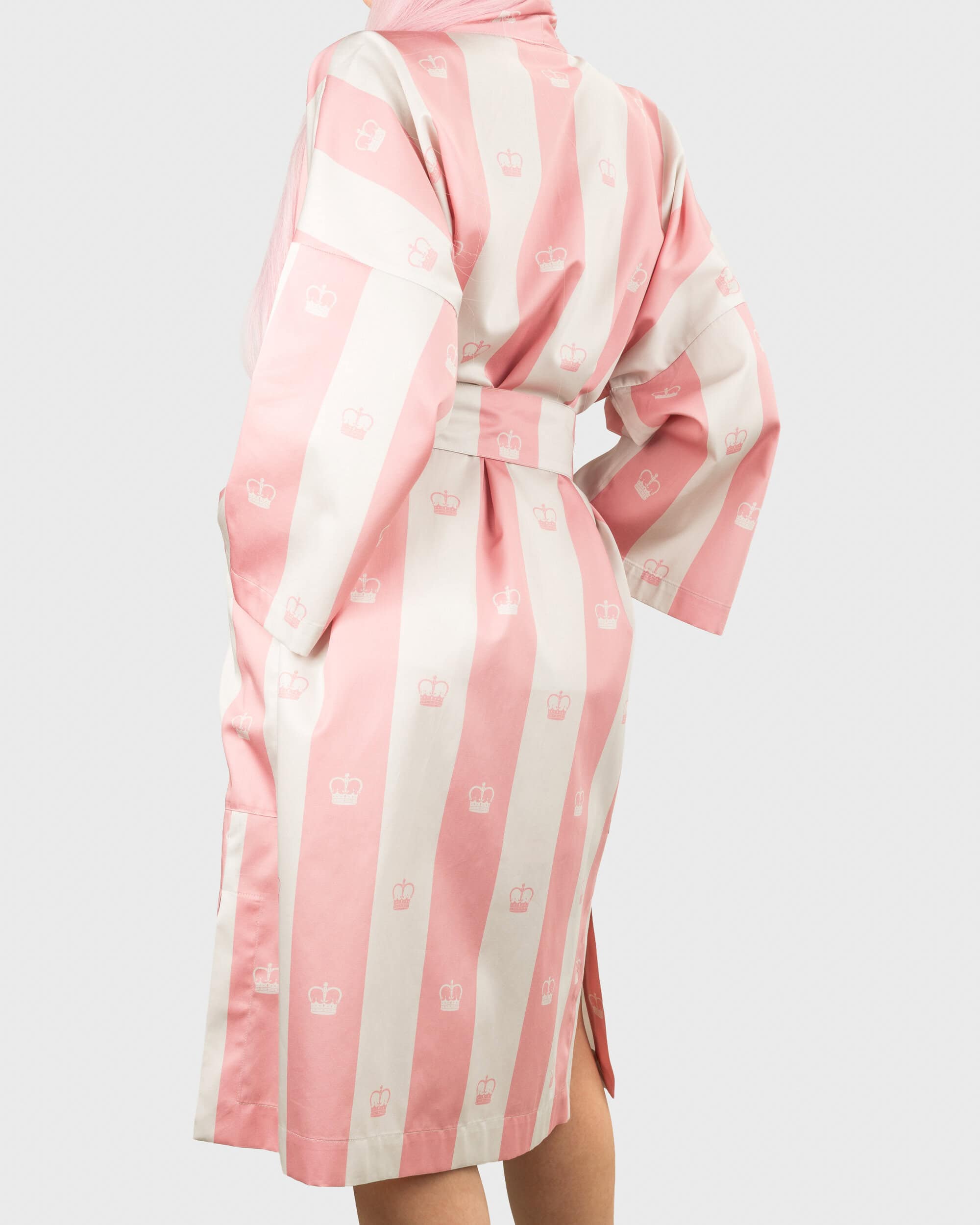 Rausvas dryžuotas chalatas kimono „Jūsų Didenybei“ ant modelio, nugara pasisukus į šoną