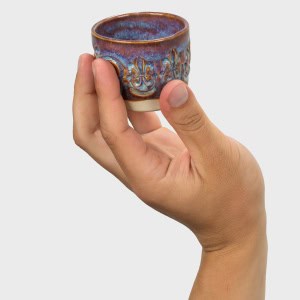 Ranka laiko violetinės glazūros espreso puodelį „Sostas“ su karūnos reljefu