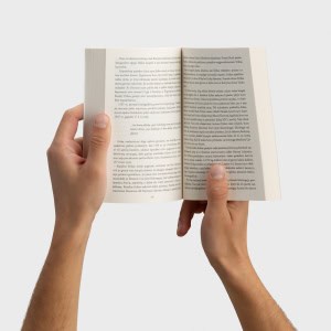 Rankos laiko atverstą knygą „Kotryna Jogailaitė. Rožės ir akmens karalienė“