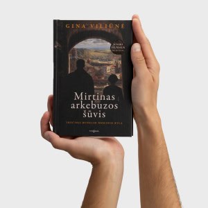 Ranka laiko Gina Viliūnė knygą „Mirtinas arkebuzos šūvis“, matomas priekinis viršelis