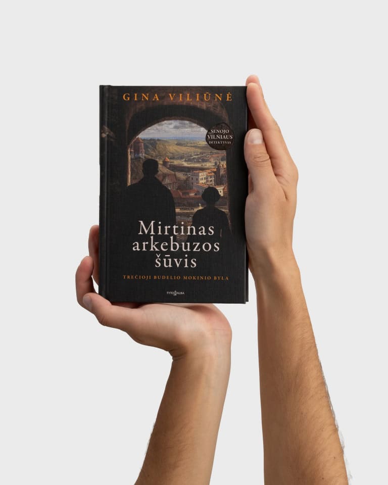 Ranka laiko Gina Viliūnė knygą „Mirtinas arkebuzos šūvis“, matomas priekinis viršelis