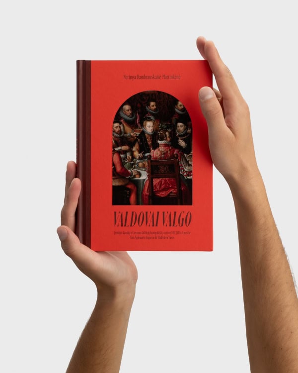 Rankos laiko raudoną Neringos Dambrauskaitės-Martinkėnės knygą „Valdovai valgo“