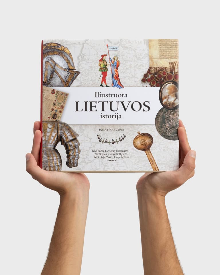 Rankos laiko knygą „Iliustruota Lietuvos istorija. I tomas“ su šarvų ir ginklų viršeliu