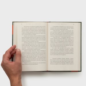 Ranka prilaiko atverstos Ilonos Skujaitės knygos „Karo nuotaka“ puslapį