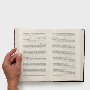 Ranka prilaiko atverstos Anna Brzezińska knygos „Vavelio dukterys“ puslapį