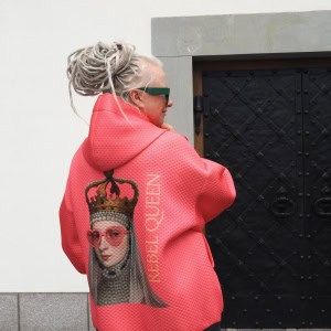 Koralinis džemperis „Karalienė maištininkė“ su karalienės atvaizdu ir užrašu REBEL QUEEN nugaroje
