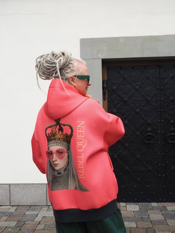 Koralinis džemperis „Karalienė maištininkė“ su karalienės atvaizdu ir užrašu REBEL QUEEN nugaroje