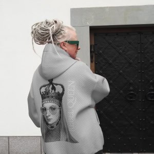 Pilkas džemperis su gobtuvu „Karalienė maištininkė“ su karalienės atvaizdu nugaroje ant moters