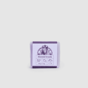 Mažas kieto muilo „Aksominė levanda“ 50 g gabalėlis su violetine etikete šviesiame fone