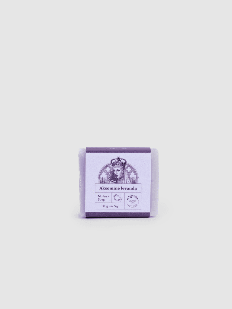 Mažas kieto muilo „Aksominė levanda“ 50 g gabalėlis su violetine etikete šviesiame fone