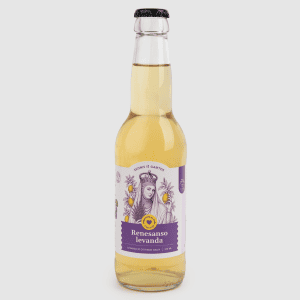 Gazuoto levandų limonado „Renesanso levanda“ butelis su violetine etikete šviesiame fone