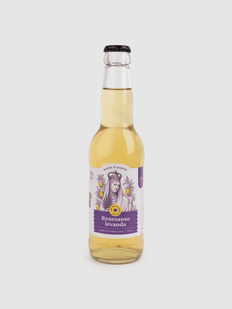 Gazuoto levandų limonado „Renesanso levanda“ butelis su violetine etikete šviesiame fone