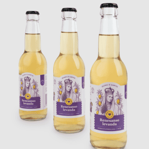 Trys gazuoto levandų limonado „Renesanso levanda“ buteliai šviesiame fone
