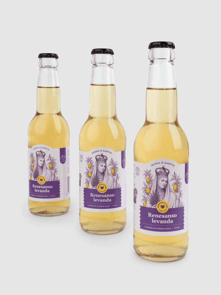Trys gazuoto levandų limonado „Renesanso levanda“ buteliai šviesiame fone