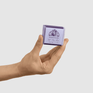 Ranka laiko mažą kieto muilo „Aksominė levanda“ 50 g gabalėlį