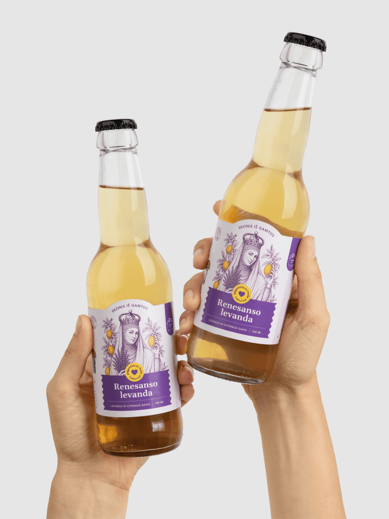 Dvi rankos laiko du limonado „Renesanso levanda“ butelius tarsi sudaužiant