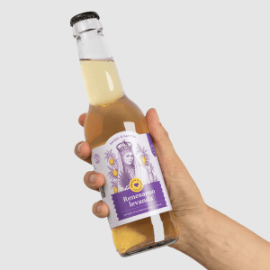 Ranka laiko atidarytą gazuoto levandų limonado „Renesanso levanda“ butelį