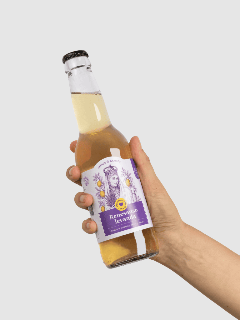Ranka laiko atidarytą gazuoto levandų limonado „Renesanso levanda“ butelį