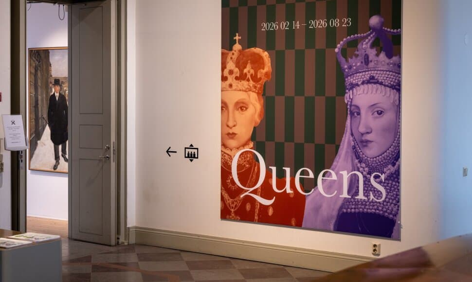 Parodos „Queens“ salė su didele sienine reklama apie karalienes muziejuje Švedijoje