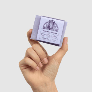 Ranka laiko kieto muilo „Aksominė levanda“ 100 g pakuotę su violetine etikete