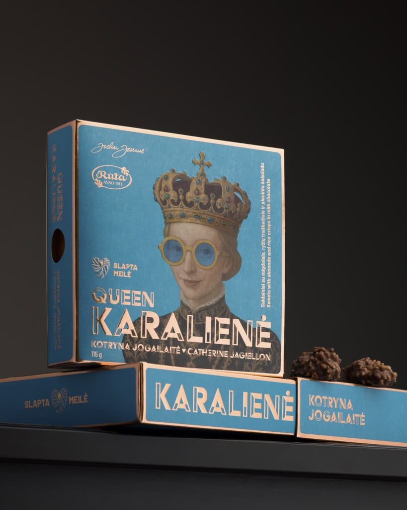Mėlyna šokolado dėžutė „Queen Karalienė“ su Kotrynos Jogailaitės portretu tamsiame fone