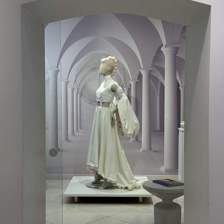 Jūsų Didenybe, SLAPTA MEILĖ atkeliavo į Kauną. 👑 Trečiadienį galerijoje „Balta“ Julia Janus pristatė savo debiutinį…